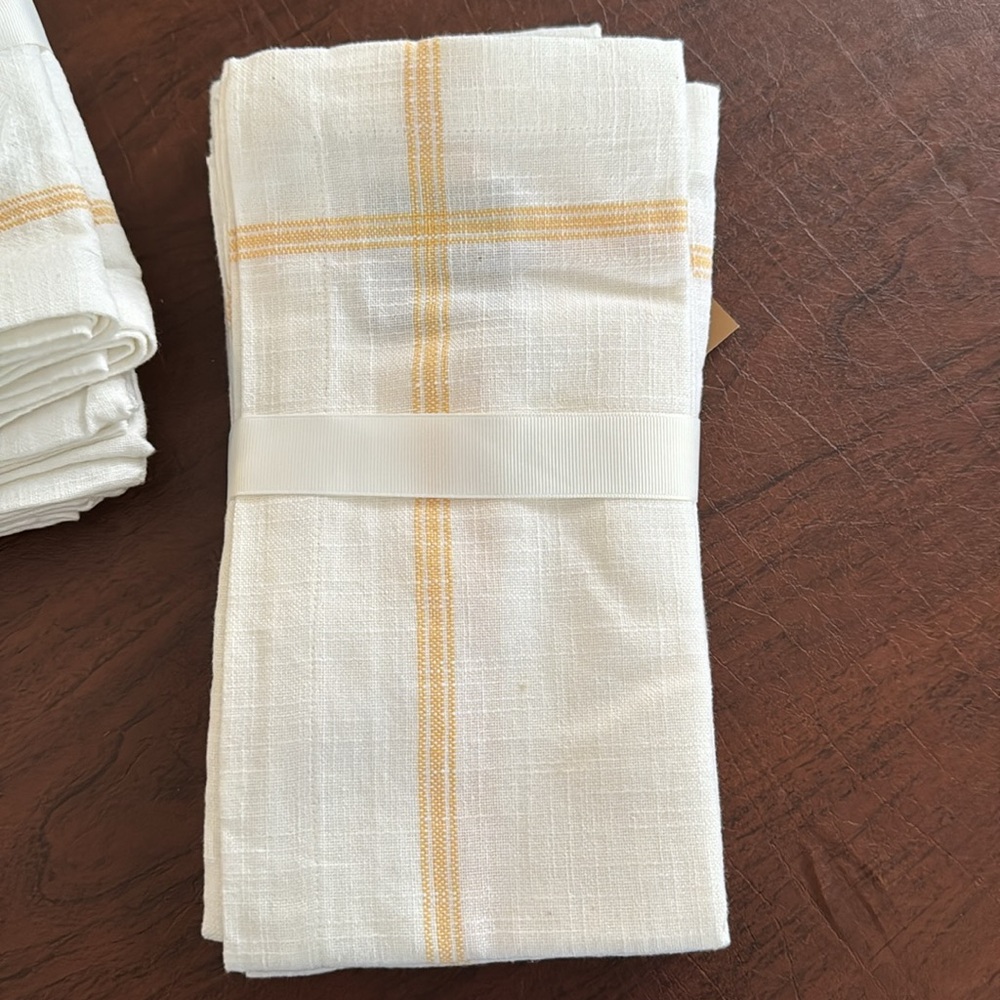 Napkins PB 20x20 White Yellow. Set is of 4 napkins . Price is for one set of 4.